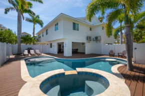 Come relax in Paradise Found under the palms with private pool & spa
